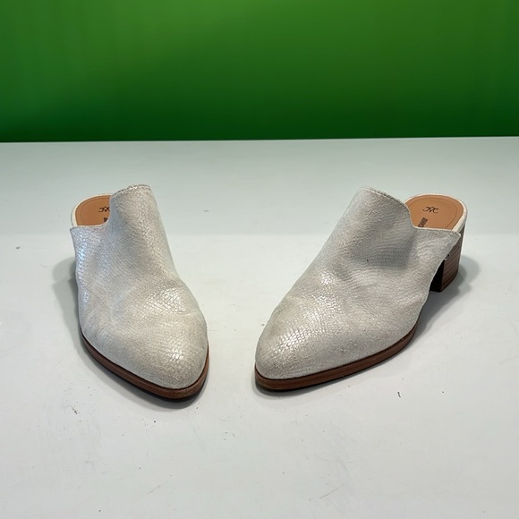 Johnston & Murphy slide on. White with a small amount of sparkle! - Picture 5 of 6